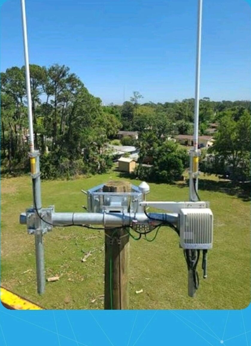Twin omnidirectional antenna mount on outdoor wooden post — Florida deployment